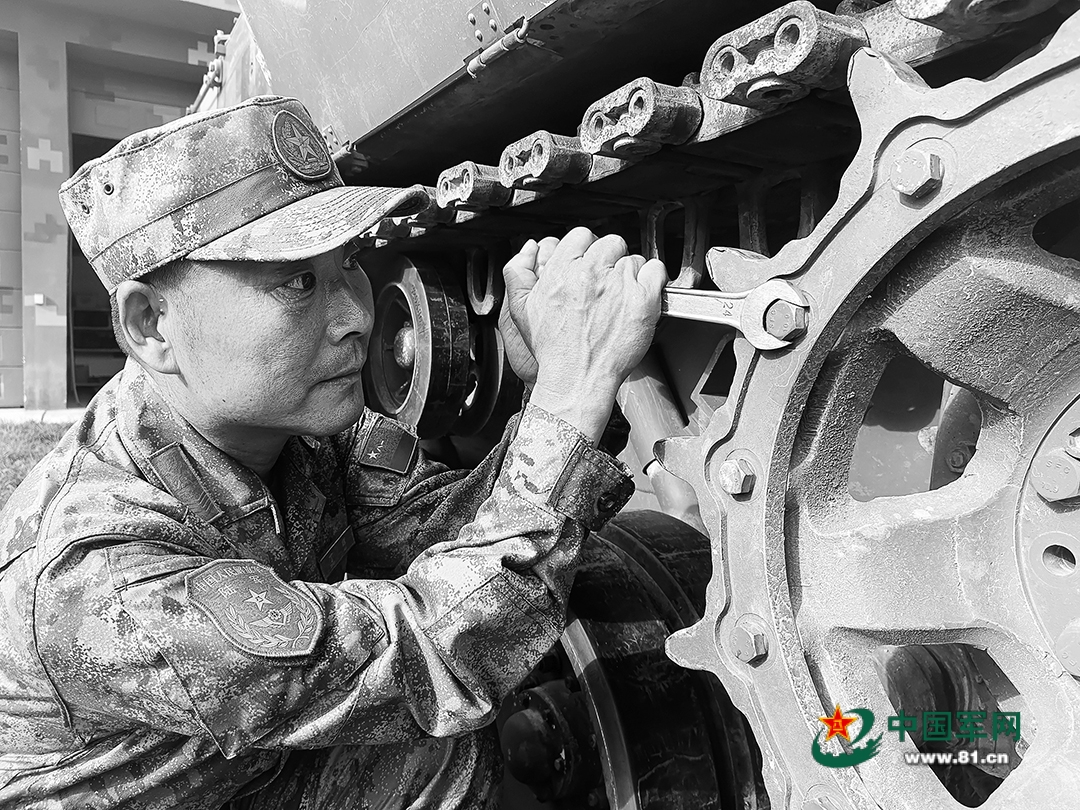 一级军士长丁辉：练就“人车合一”绝活